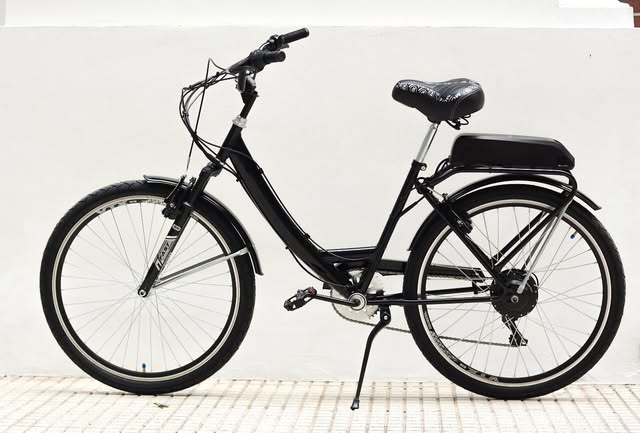Bici eléctrica negra, vista de costado